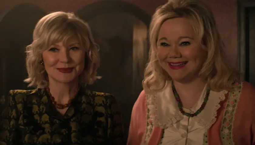 Uśmiechnięte twarze aktorek z "Chilling Adventures of Sabrina obsada". Jedna w żakiecie w słonie, druga w różowym kardiganie.