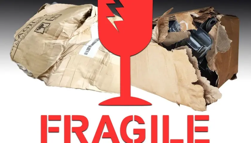 Emballage déchiré et froissé, symbole de verre brisé, indiquant un produit abîmé après déballage.