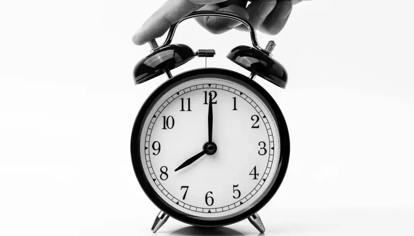 Budzik pokazuje 8:00. Ile godzin można jechać tirem? Czas na przerwę!
