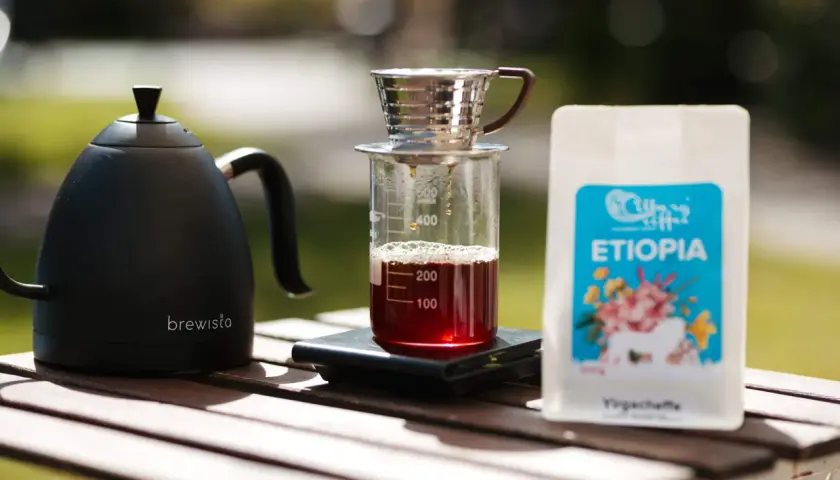 Kawa z Etiopii, Yirgacheffe, parzona metodą przelewową. Czy ta **acidity kawa co to znaczy**? To owocowa, cytrusowa nuta, która dodaje jej charakteru.
