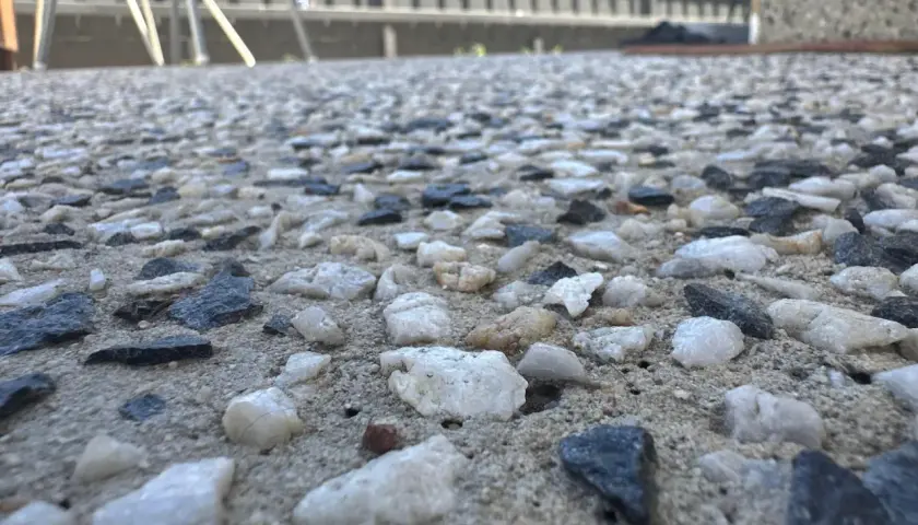 Nahaufnahme von grobem Kies und Sand, der zeigt, wie man Waschbeton herstellt.