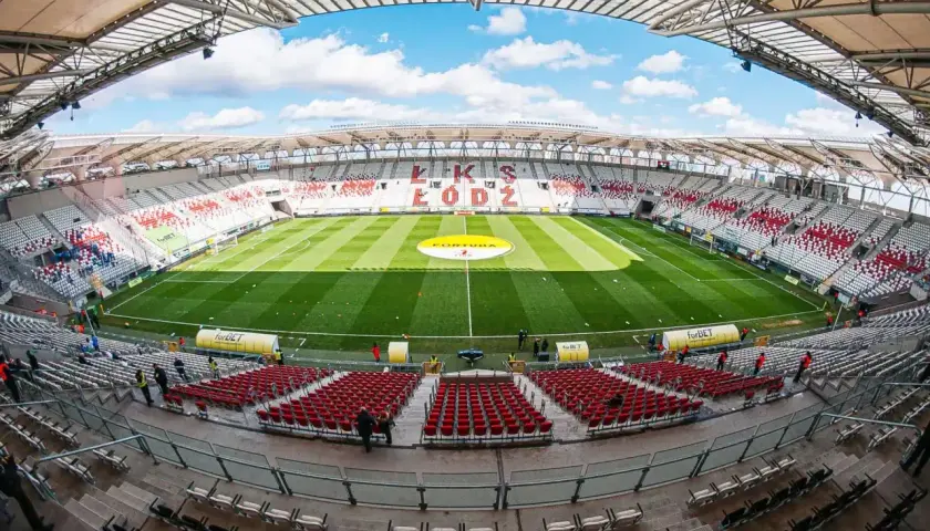 Stadion ŁKS Łódź gotowy na mecz. Widok na trybuny i boisko. Statystyki meczu ŁKS Łódź – Stal Rzeszów będą dostępne po spotkaniu.