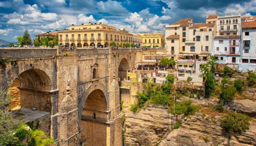Ronda, Spanien: Eine beeindruckende Brücke überspannt eine tiefe Schlucht. Perfekt für reiseziele im November.