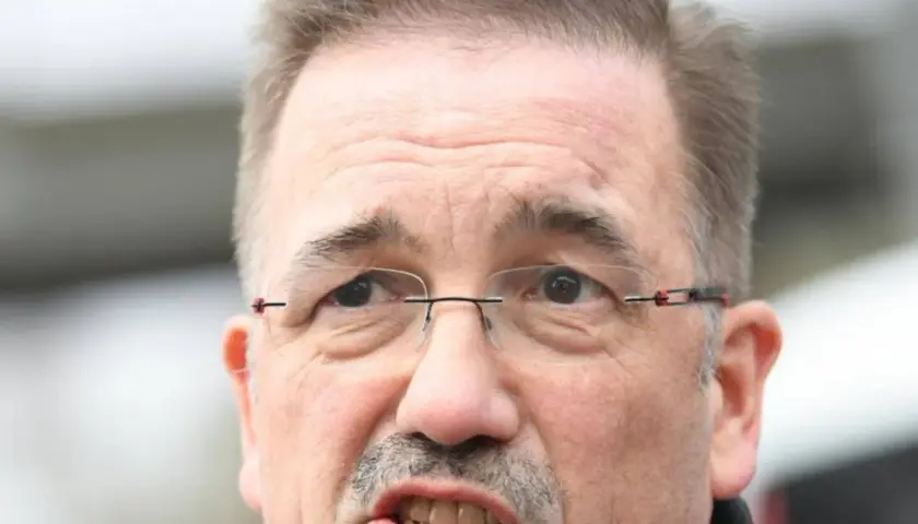 Nahaufnahme von Manfred Wagner mit Brille und Schnurrbart, der nachdenklich in die Kamera blickt.