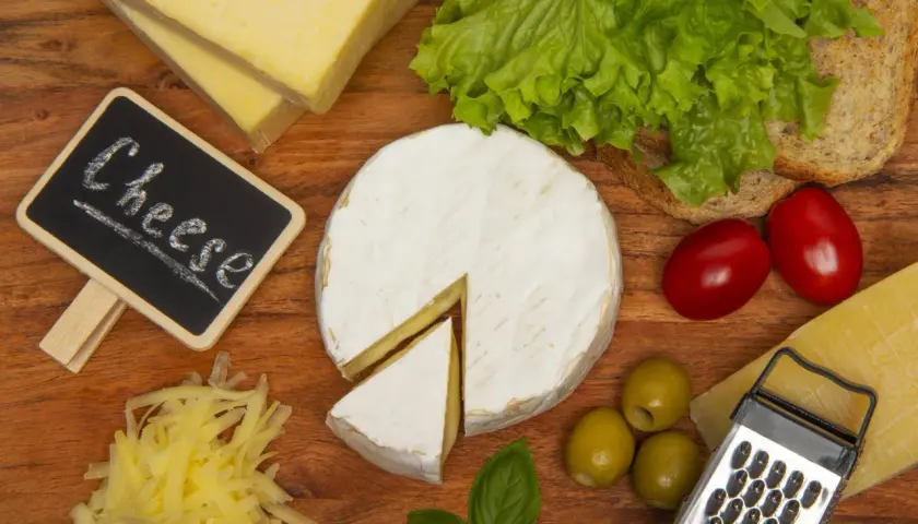 Deska serów: camembert, parmezan, żółty ser, oliwki, pomidorki, sałata i grzanka. Idealny ser na każdą okazję.