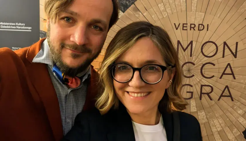 Magdalena Biejat z mężem na tle plakatu "Verdi - Mon Cca Gra".