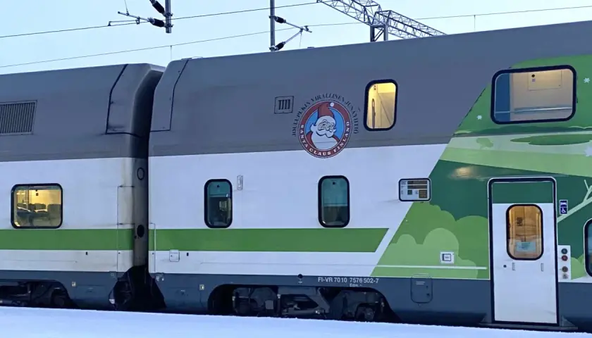 Der Weihnachtszug mit Nikolaus-Logo zeigt, wie kommt man nach Lappland.
