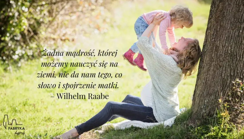 Matka podnosi dziecko, a na obrazie widnieją cytaty o mamie.