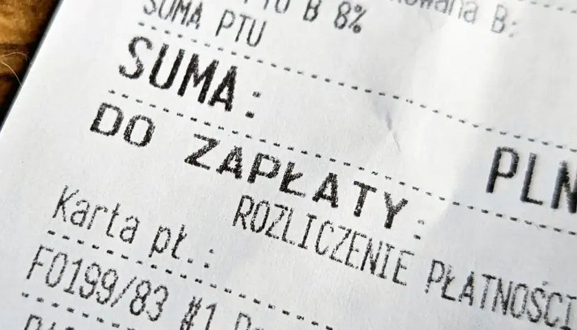 Fragment paragonu fiskalnego z napisem "SUMA: DO ZAPŁATY" i informacją o karcie płatniczej.
