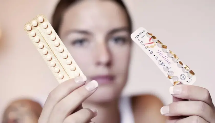 Frau hält zwei Pillenpackungen. Eine ist leer, die andere zeigt noch viele Pillen. Die pille zeitverschiebung ist ein wichtiges Thema.