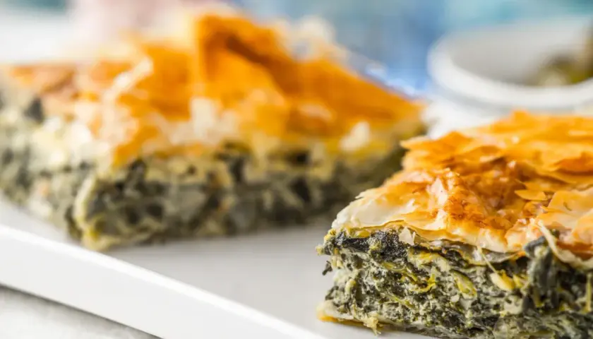 Chrupiąca spanakopita z warstw ciasta filo i nadzieniem ze szpinaku i sera feta.