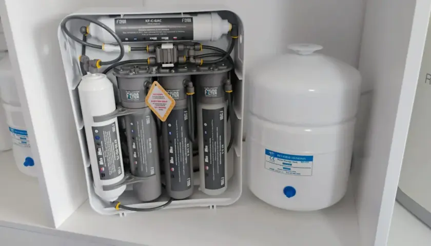 System odwróconej osmozy z filtrami i zbiornikiem. To wyjaśnia, osmoza co to jest – proces oczyszczania wody.