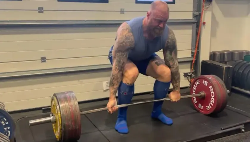 Hafþór Júlíus Björnsson przygotowuje się do podniesienia ciężaru, który ustanowił **rekord świata w martwym ciągu**.