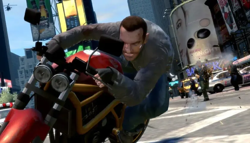 Niko Bellic na motocyklu w mieście, jak w GTA IV na PS5. W tle helikopter i billboardy.