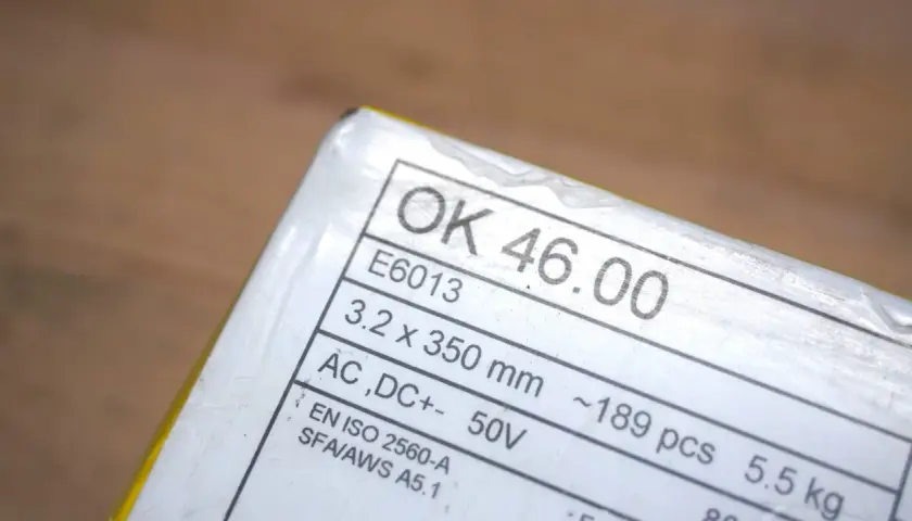 Opakowanie elektrod 6013, model OK 46.00, 3.2x350mm, AC/DC+, ~189 sztuk, 5.5kg. Idealne do spawania.
