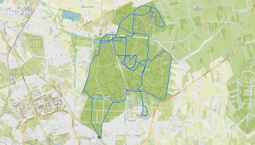 Mapa z zaznaczonymi trasami rowerowymi w lesie. Widoczne drogi, ścieżki i punkty orientacyjne.