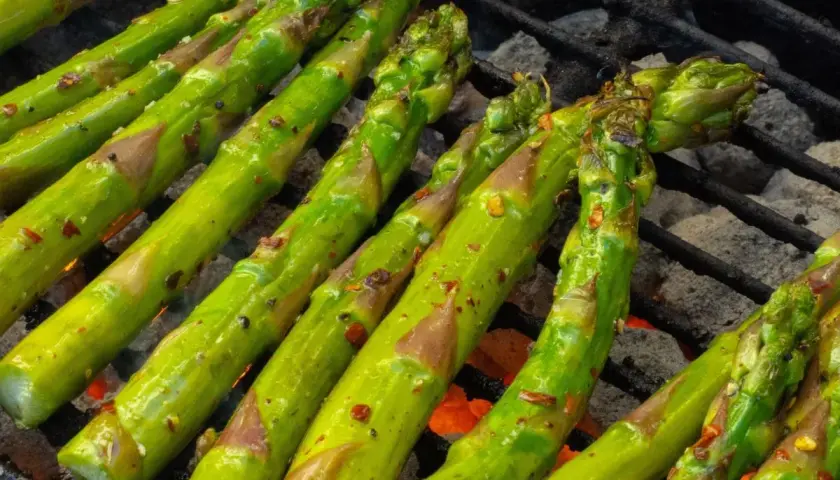 Zielone szparagi z grilla, przyprawione i lekko przypieczone, kuszą aromatem.