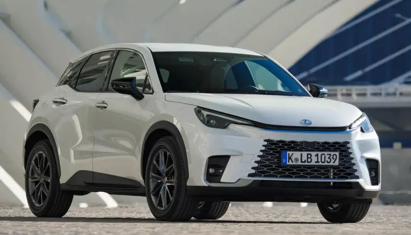 Biały Lexus LBX na tle nowoczesnej architektury. Sprawdź nasze lexus lbx opinie i przekonaj się o jego zaletach.
