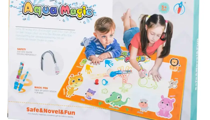 Dzieci rysują na macie aquadoodle. Dziewczynka z kucykami i chłopczyk bawią się magicznym pisakiem, tworząc obrazki zwierząt.
