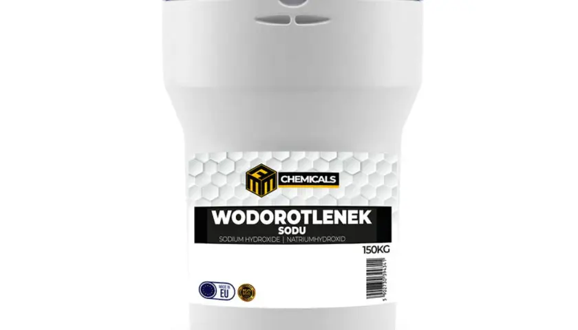 Biały pojemnik z niebieską zakrętką zawiera 150 kg wodorotlenku sodu (sodium hydroxide).