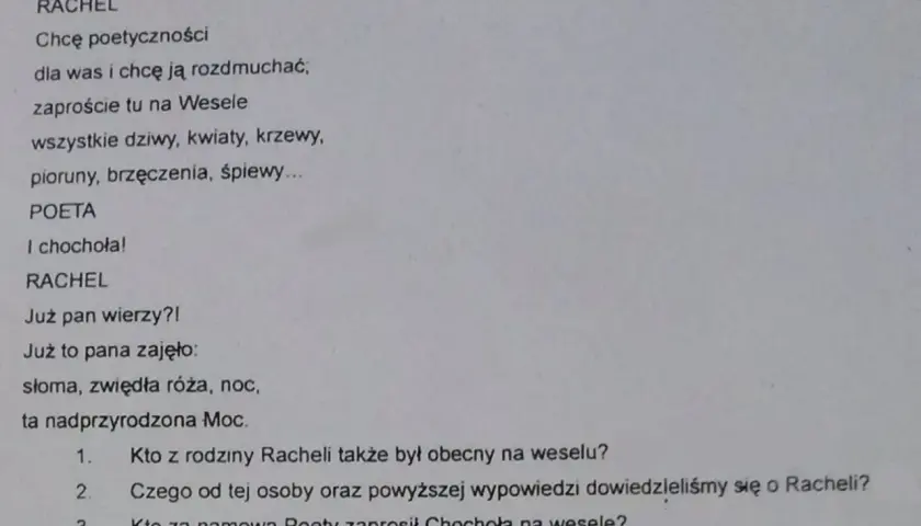 Kto zaprasza Chochoła na wesele? Poeta namawia Rachelę, by zaprosiła go na Wesele.