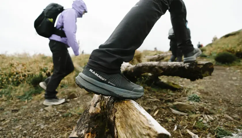 Dobre buty w Tatry to klucz do komfortowej wędrówki. Na zdjęciu widać turystów w solidnych butach z membraną Gore-Tex, pokonujących przeszkody na szlaku.