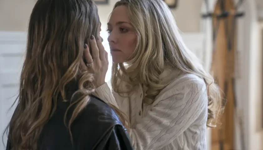 Ostre przedmioty obsada: Amanda Seyfried i inna aktorka w intymnym uścisku, pełnym napięcia.