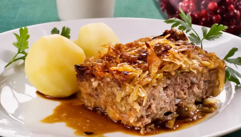 En bit farmors kålpudding med kokt potatis och lingon.