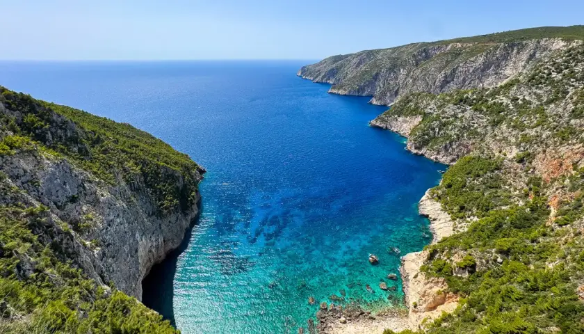 Malownicze zatoczki i klify na Zakynthos, idealne na niezapomniane zakynthos wycieczki fakultatywne. Błękitne morze i zieleń.