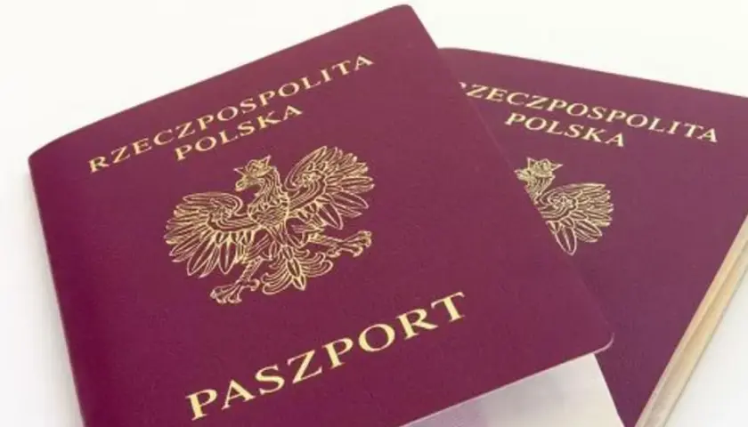 Dwa polskie paszporty. Planujesz podróż do Czarnogóry? Sprawdź, czy do Czarnogóry potrzebny jest paszport.