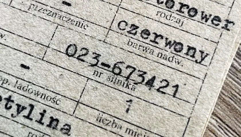 Numer silnika 023-673421 widoczny na starym dokumencie.