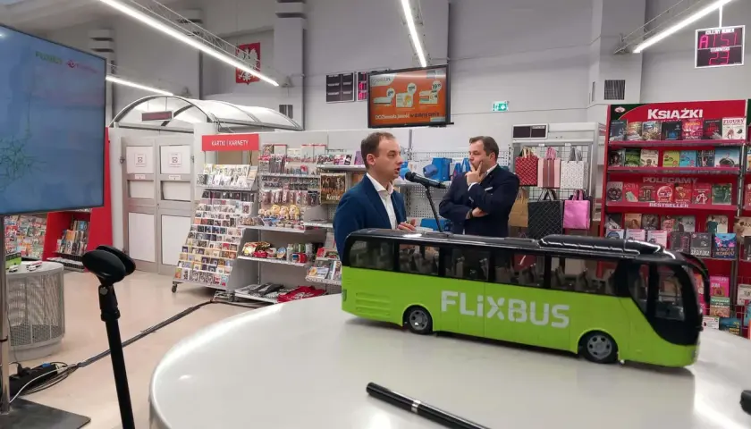 Na prezentacji modelu Flixbus dyskutują, czy można kupić bilet u kierowcy.