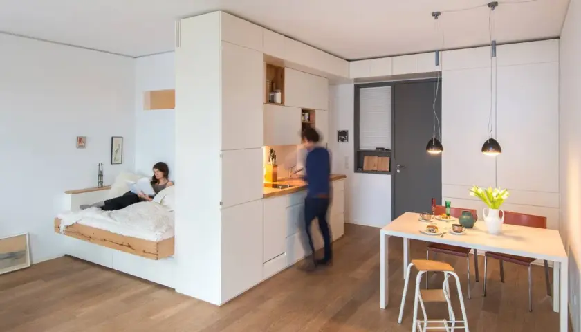 Un letto sospeso e una cucina a scomparsa: ecco delle fantastiche idee salvaspazio per case piccole.