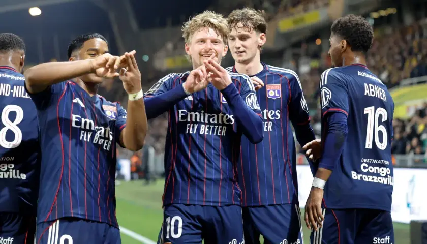 Piłkarze Olympique Lyon świętują bramkę w meczu przeciwko OGC Nice.