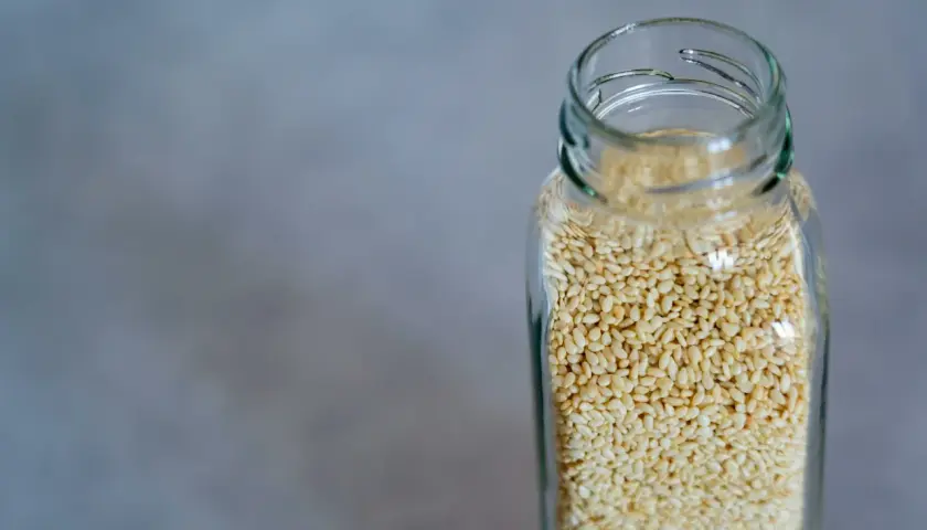 Semi di sesamo in un barattolo di vetro, pronti per la gomasio ricetta.