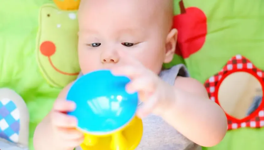 Co dla 2 miesięcznego dziecka? Kluczowe wskazówki dla rodziców.