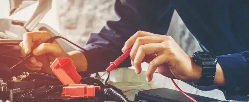 Ile zarabia elektryk samochodowy? Zaskakujące fakty o wynagrodzeniach