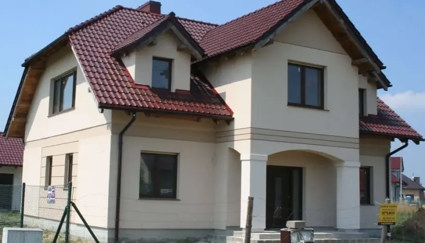 Jaka elewacja do kasztanowego dachu: 5 sprawdzonych kompozycji kolorów