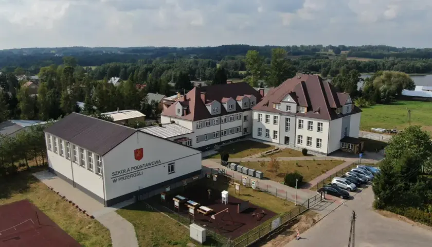 Szkoła Podstawowa w Przeróśli. Zastanawiasz się, ile kosztuje wyrobienie nowej legitymacji szkolnej?