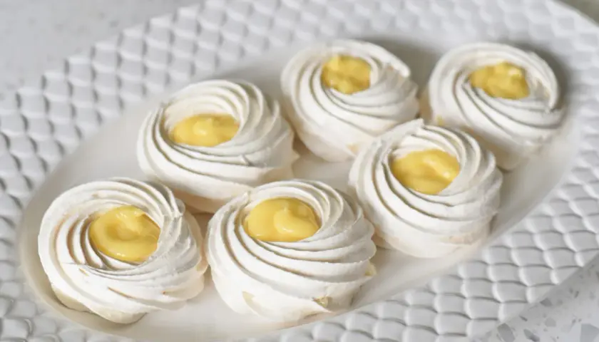 Små marängbottnar fyllda med krämig lemoncurd. Dessa pavlova med lemoncurd ser ljuvliga ut!