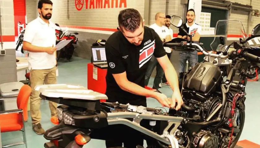 Técnicos trabajando en el motor CP3 de una motocicleta Yamaha.