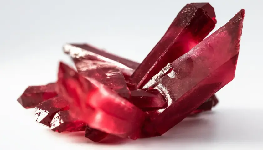 Rote Kristalle, die an einen Rubin erinnern. Die Bedeutung von Rubin liegt in Leidenschaft und Vitalität.