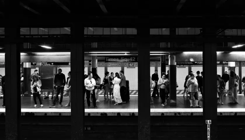 Ludzie czekają na peronie metra w Nowym Jorku. Ta street photography uchwyciła momenty z życia miasta.