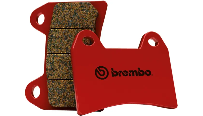 Pastillas sinterizadas Brembo rojas, listas para ofrecer un frenado potente y seguro en tu moto.
