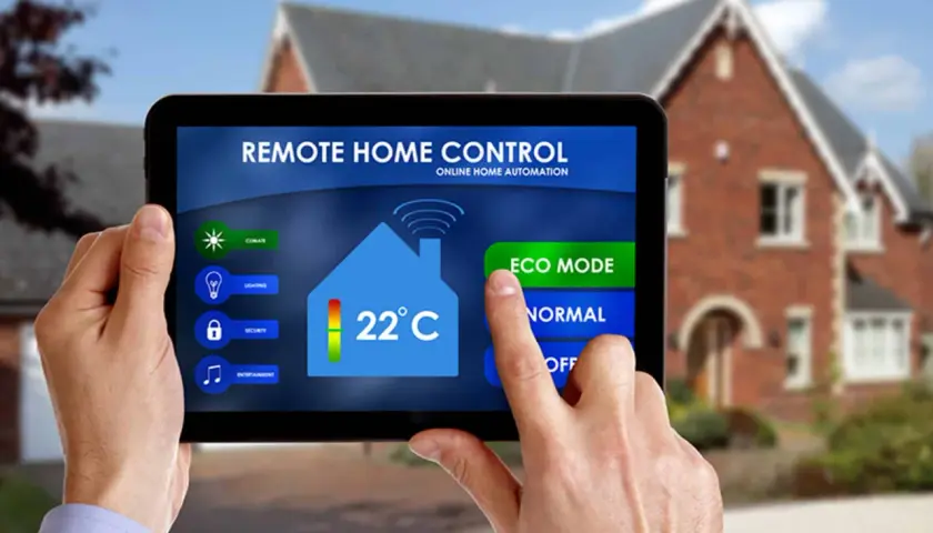 Controla tu hogar con domótica en casa sencilla. Una tablet muestra la interfaz para ajustar la temperatura, luces, seguridad y entretenimiento.
