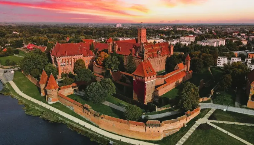 Imponujący zamek w Malborku o zachodzie słońca. Poznaj zamek w Malborku ciekawostki i jego potęgę.