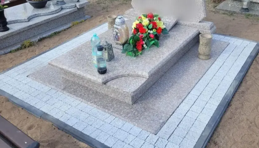 Jakie płytki na cmentarz wybrać? Porównanie materiałów i stylów