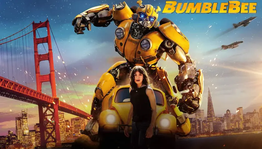 Bumblebee, en gul robot, står bakom en ung kvinna framför en gul Volkswagen Bubbla. I bakgrunden syns Golden Gate-bron och San Franciscos skyline. Rollistan i Bumblebee är imponerande.