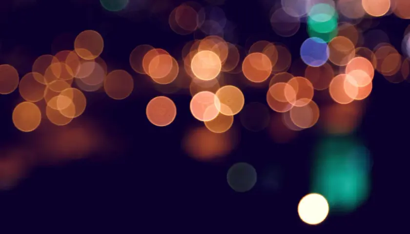 Rozmyte kółka świateł tworzą magiczny efekt bokeh. To jak patrzenie na nocne miasto przez pryzmat marzeń.