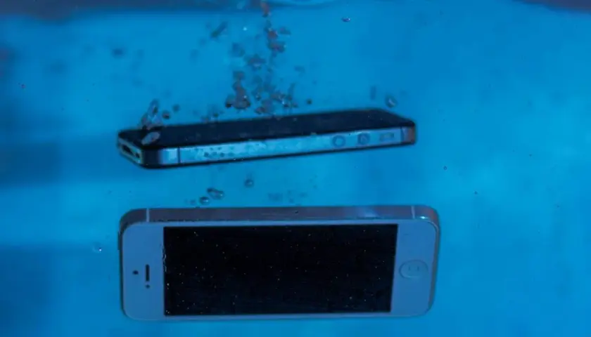 Dwa telefony zanurzają się w wodzie. Jeden z nich, w kolorze srebrnym, leży na dnie, drugi, czarny, jest nieco wyżej. To dowód, że nawet Xiaomi wodoszczelny nie boi się kąpieli.